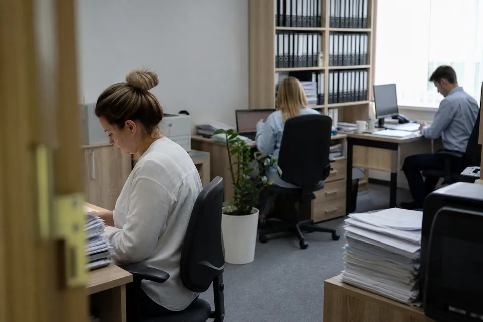 Zespół biura rachunkowego pracuje nad dokumentami firm klientów